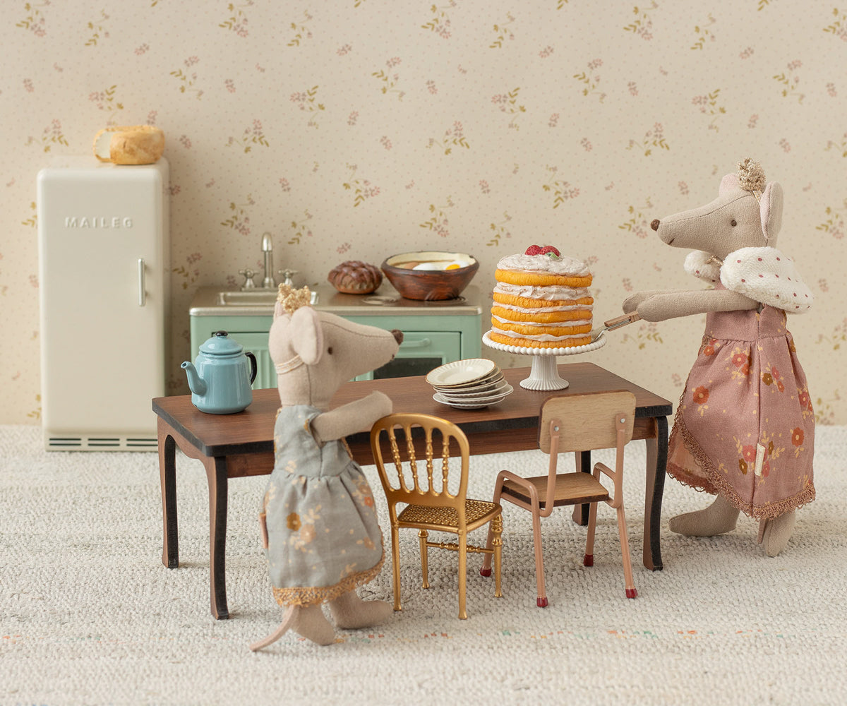Furniture & Accessories