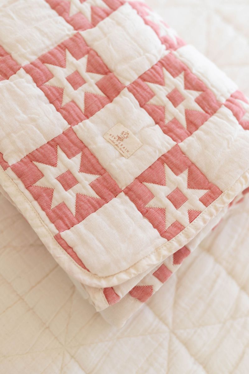 New Grain Homestead Quilt Ruby | 76 × 102 cm